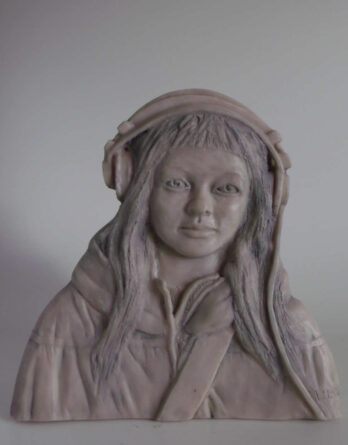 Sayuri com fone de ouvido