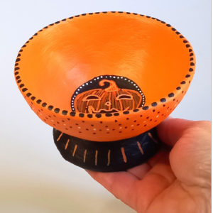 decoração de halloween, bowl porta doces de halloween cores laranja e preto com desenhos de abóbora