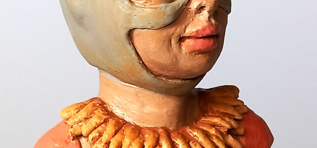 etalhe em close-up das feições e pintura da estatueta autoral em cerâmica policromada Lady Adah Aviadora