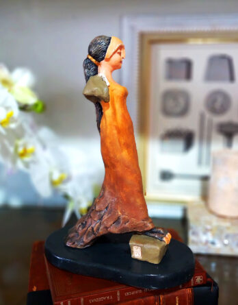 Escultura autoral em terracota Estrige Elegante exposta sobre uma prateleira em ambiente decorado, mostrando seu uso na decoração de interiores