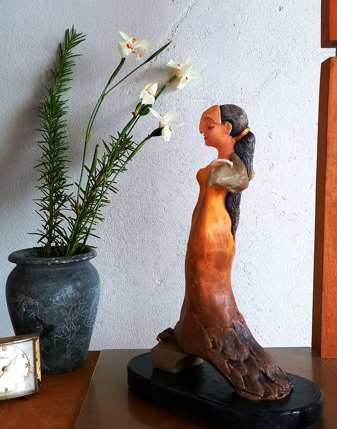 Escultura autoral em terracota Estrige Elegante da artista Laura Nehr exposta sobre uma prateleira em ambiente decorado, mostrando seu uso na decoração de interiores