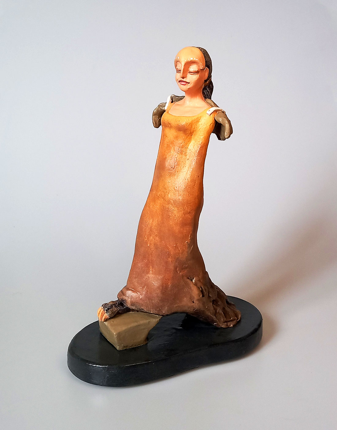 Escultura em terracota policromada Estrige Elegante, artista Laura Nehr. Obra autoral em cerâmica sobre fundo branco mostrando o figurino e os detalhes da peça por inteiro
