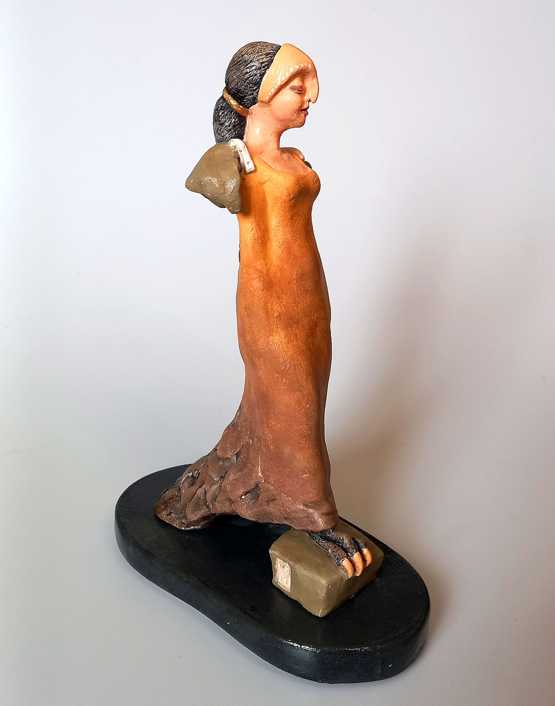 Escultura em terracota policromada Estrige Elegante, artista Laura Nehr. Obra autoral em cerâmica sobre fundo branco mostrando o figurino e os detalhes da peça por inteiro