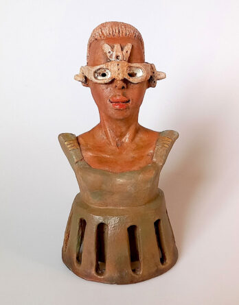 busto estatueta de cerâmica de mulher guerreira com óculos futuristas