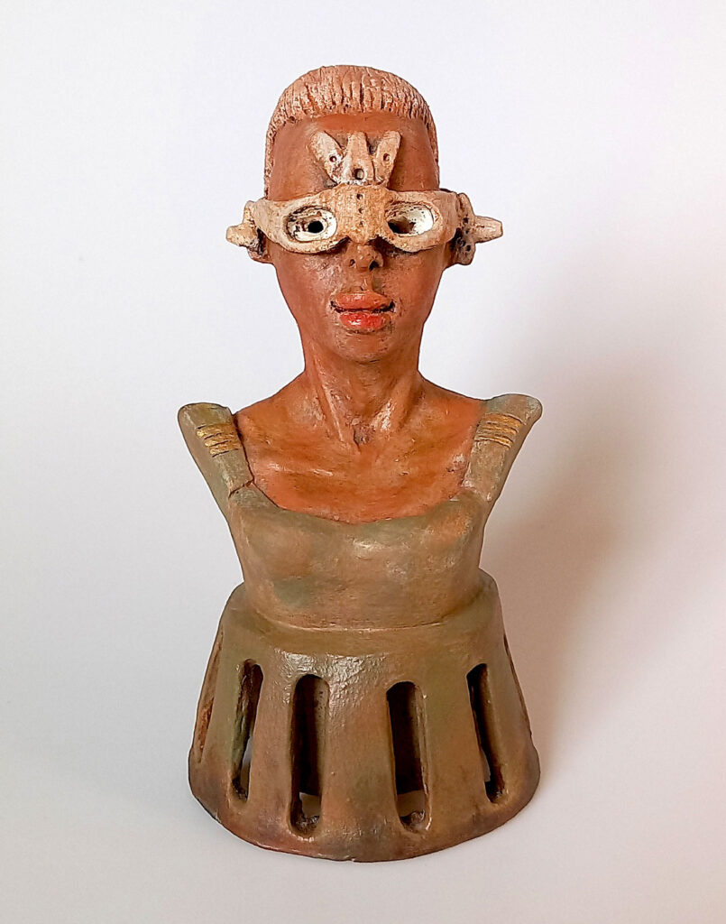 busto estatueta de cerâmica de mulher guerreira com óculos futuristas