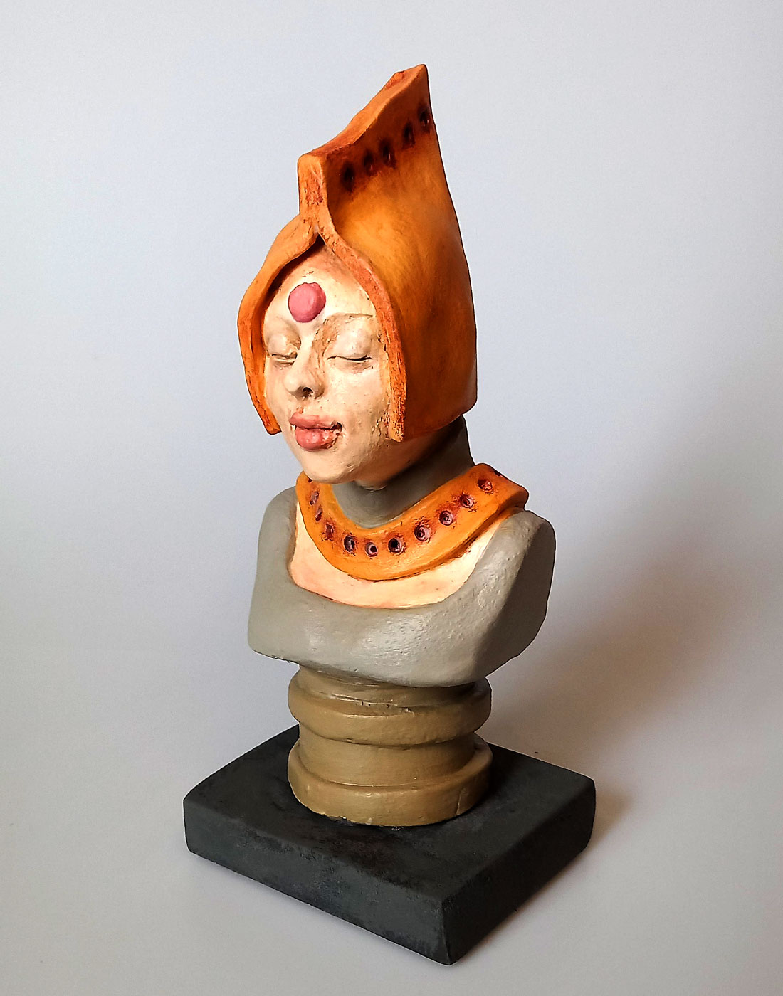 Vista de perfil do busto em cerâmica Lady Gamati mostrando os detalhes do capuz e acabamento