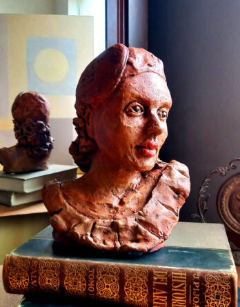 Escultura cerâmica Retrato de Cecília em ambiente decorado com espelho ao fundo
