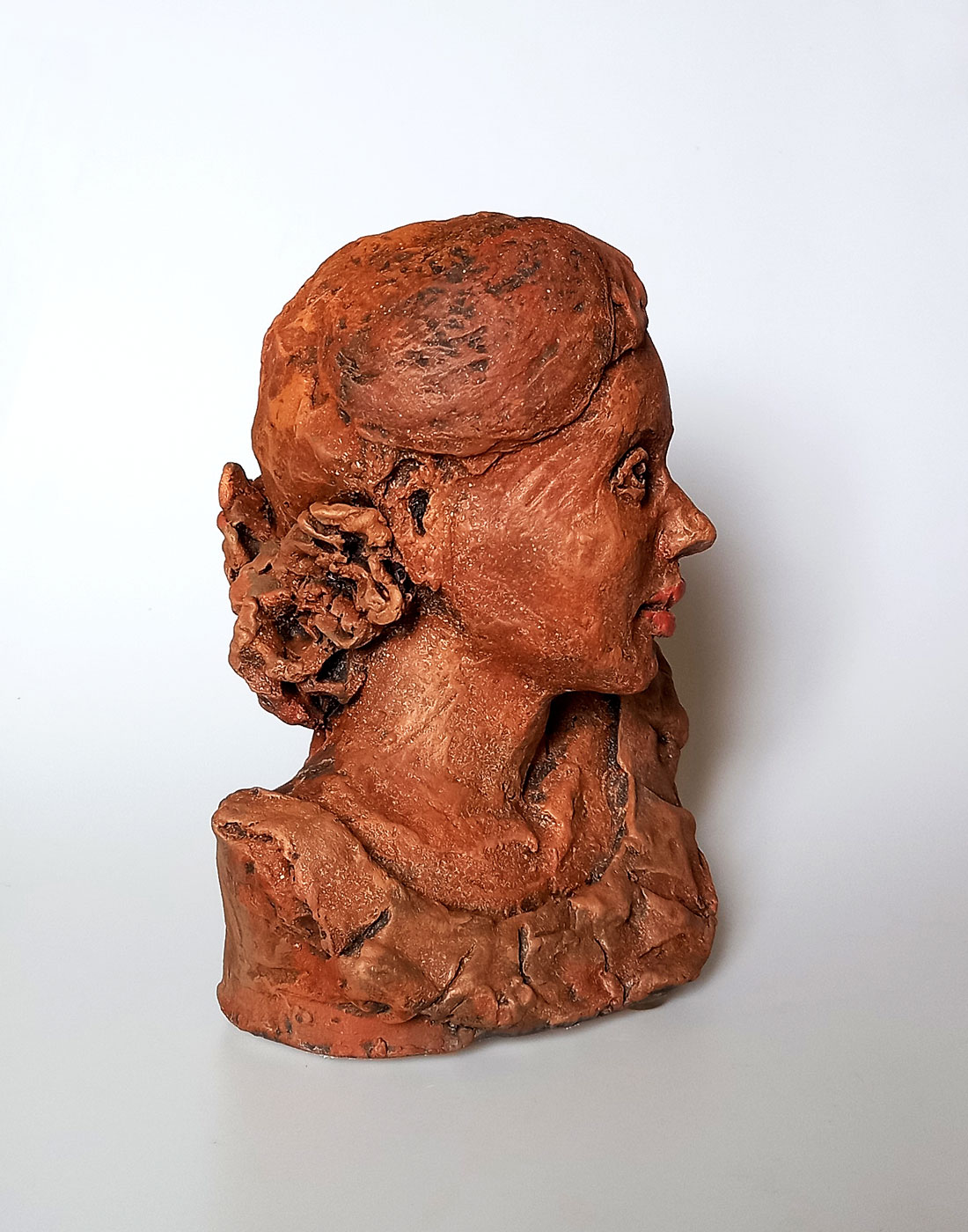 Escultura cerâmica Retrato de Cecília vista de perfil