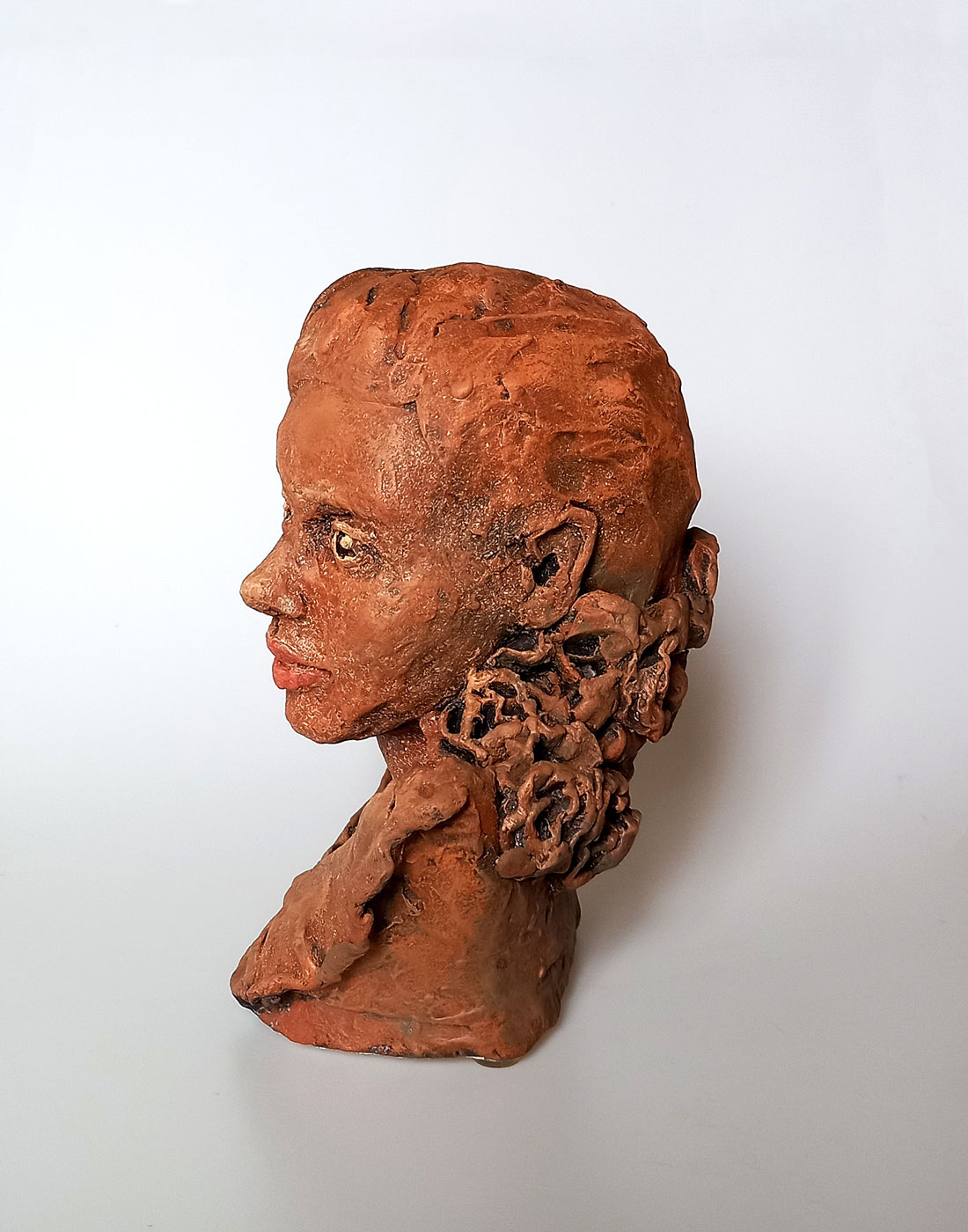 Escultura cerâmica Retrato de Cecília vista de perfil