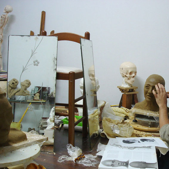 Foto de Ateliê de escultura ensinando a modelar a proporção anatômica correta da cabeça humana em argila