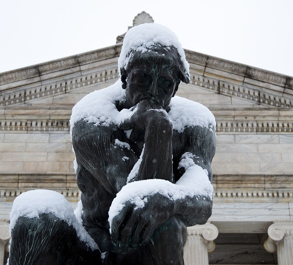 O Pensador de Rodin no Museu de Cleveland sob a neve