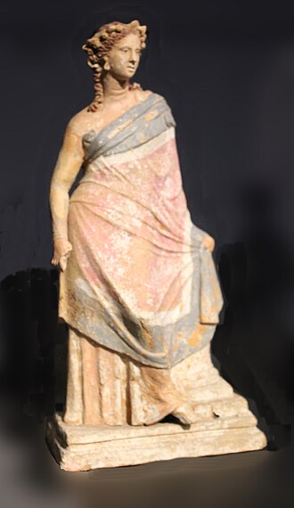 Figura feminina grega que conserva a policromia original. Terracota século 3 a. C. Museu Liebieghaus