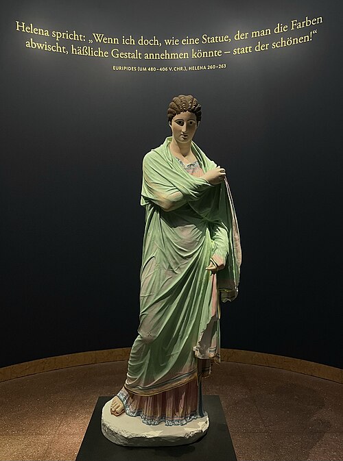 Reconstrução experimental de cores da estátua de mármore encontrada em Delos, a chamada Pequena Mulher de Herculano, por Vinzenz Brinkmann. Exposição Bunte Götter (“Colored Gods”) 