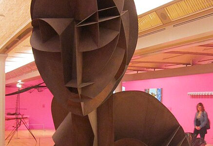 Naum Gabo: o escultor que construiu o espaço com plástico