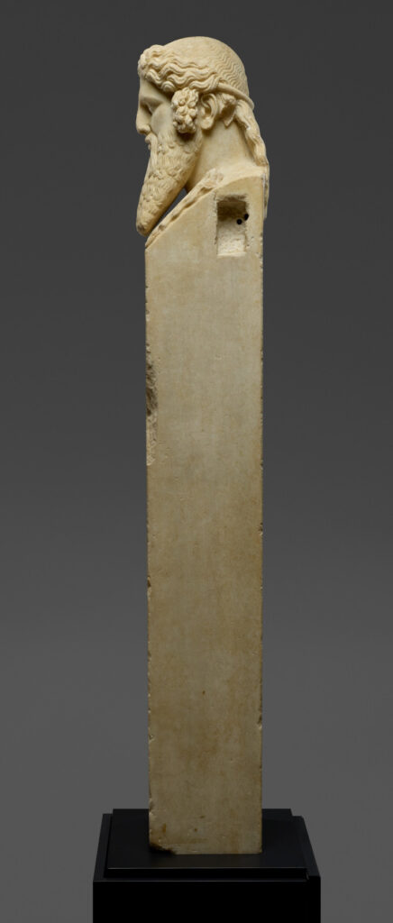 Escultura em mármore de uma herma de Hermes do século 1 d.C. mostrando o busto da divindade sobre um pilar quadrangular de pedra. Coleção Museu J.Paul Getty