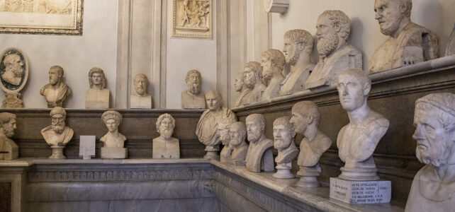 Galeria da Sala dos Filósofos nos Museus Capitolinos, exibindo fileiras de bustos usados na decoração de edifícios públicos e residências romanos