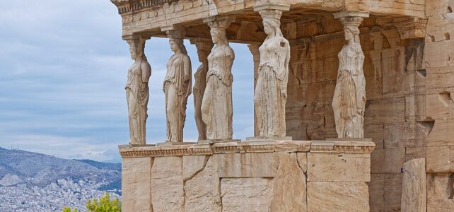 Cariátides réplicas no Pórtico do Templo Erechtion