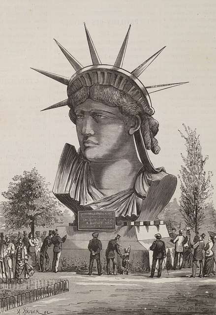 Gravura antiga mostrando a cabeça da estátua da liberdade exposta em um parque, com pessoas apreciando 