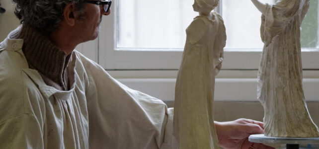 Técnico olhando duas esculturas de dançarina para produzir figuras em porcelana na Manufatura de Sèvres