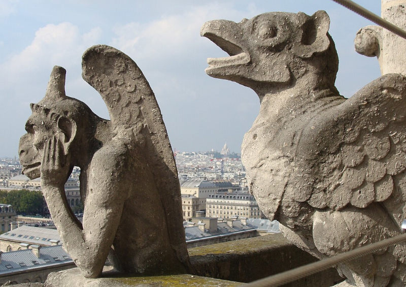 foto de duas gárgulas de pedra na catedral de notre dame