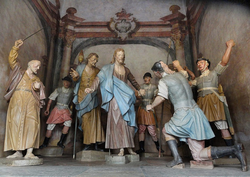 Sala com várias esculturas de madeira pintada em pé com a imagem de Cristo no centro e soldados romanos. Esculturas de Aleijadinho em Congonhas do Campo