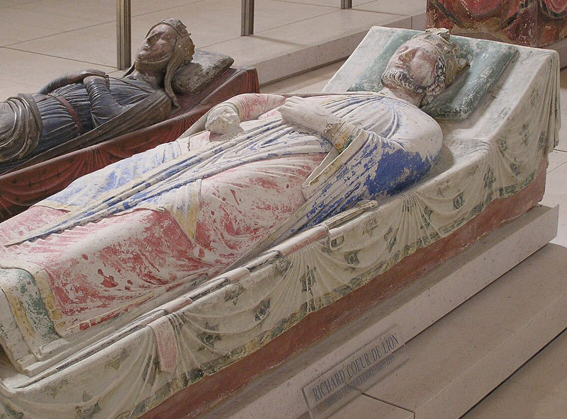 túmulo com as figuras deitadas de um rei e uma rainha com estilo gôtico e cores desgastadas