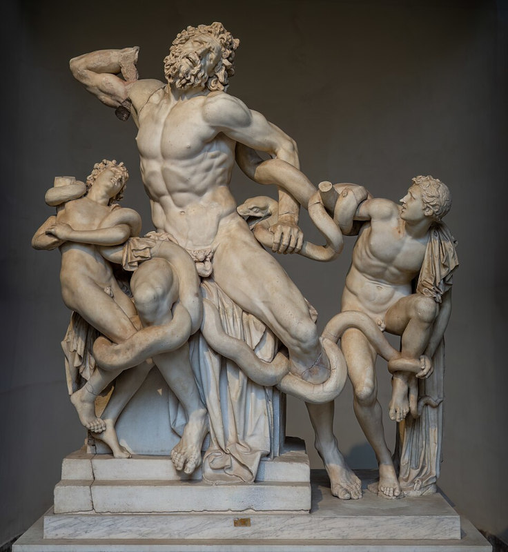 escultura grega complexa feita em mármore cinza em um museu, um adulto e dois jovens com expressão sofrida lutando com grandes serpentes