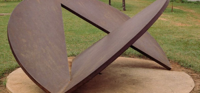 O que é construção e assemblage na escultura?