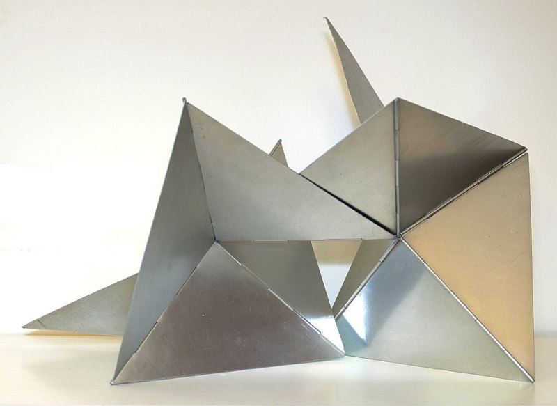 obra de arte feita em chapas de aluminio articuladas por dobradiças