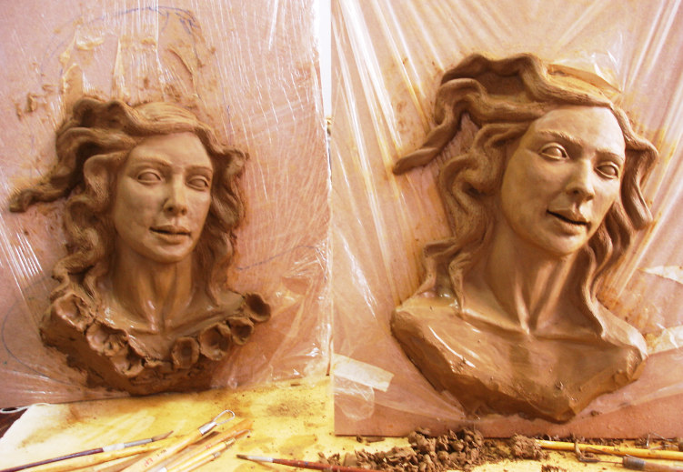 duas esculturas de cabeça de mulher em argila sendo feitas em um ateliê