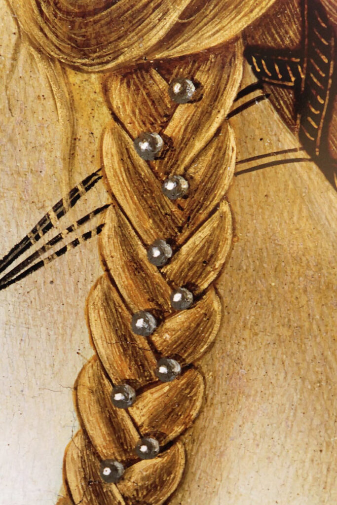 detalhe de um quadro do pinto Botticelli mostrando a trança de uma mulher com pérolas entrelaçadas